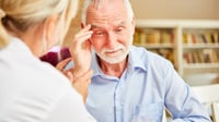 ¿Tu familiar olvida cosas recientes? Podría ser Alzheimer: qué hacer