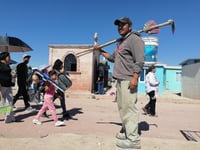 Día de Muertos: trabajadores generan ingresos limpiando tumbas en panteones de Monclova