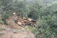 Chofer pierde control y autobús vuelca en carretera de Oaxaca; 29 lesionados