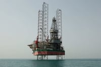 Petróleo: OPEP+ acuerda moderar oferta por temor a exceso de suministro