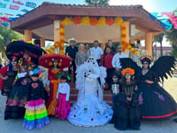 Concursantes celebran con éxito el Concurso de Catrinas y Catrines en el Corredor Artesanal de Múzquiz