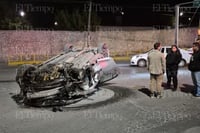 Conductor vuelca su vehículo tras chocar contra puente en Monclova 