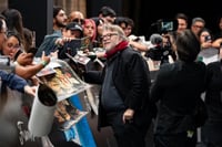 Guillermo del Toro reparte firmas y abrazos a fans mexicanos