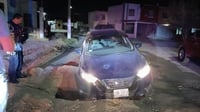 Conductor de Uber cae en enorme pozo en Colinas de Santiago