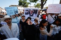 Uruapan: estudiantes marchan y bloquean vías por asesinato de Carlos Manzo