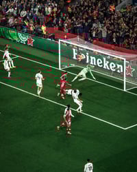 Real Madrid pierde su invicto en Champions ante Liverpool