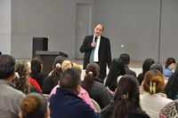 Conferencia en secundaria de Nava, impulsa el desarrollo personal de estudiantes, maestros y padres