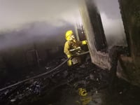 Bomberos de Múzquiz controlan incendio en inmueble abandonado del centro