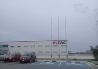 Auto derriba poste y deja sin luz a empresa INFAC