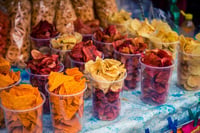 Mexicanos comen más de 10 kilos de botanas saladas al año, alertan expertos
