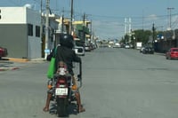 Muñeca de Chucky sorprende como pasajera en motocicleta