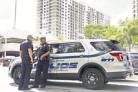 Coche fuera de control embiste a multitud en bar de Florida