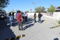 Alcalde de San Juan de Sabinas instala reductores de velocidad en primaria de Nueva Rosita