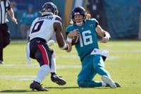 M.J. Stewart, de Texans, retirado con pierna enyesada vs. Jaguars
