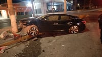 Conductor ebrio destruye el frente de su auto al chocar con camellón del bulevar Pape de Monclova