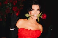 Kris Jenner deslumbra a los 70 con vestido rojo Givenchy