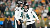 Philadelphia se lleva una victoria y complicada de casa de Green Bay