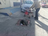 Alcantarillas abiertas ponen en riesgo a peatones en Monclova