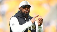 Mike Tomlin respalda a Aaron Rodgers tras derrota
