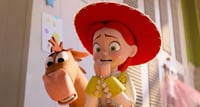 Enfrentan juguetes a la tecnología en 'Toy Story 5'