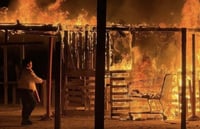 Incendio afecta tejabanes en estacionamiento de centro comercial en Villas del Carmen