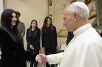 Laura Pausini regala tema inédito al Papa León XIV