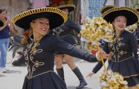 Padres enfrentan altos costos para desfile escolar del 20 Noviembre