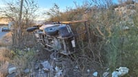 Camioneta termina volcada y su conductor huye en Monclova
