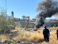 Indigente provoca incendio al intentar sacar alambre de una llanta