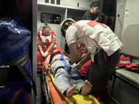 Jóvenes lesionados tras choque contra portón de gasera en la colonia Los Álamos de Monclova
