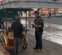 Comerciante conmueve a Monclova con un gesto de bondad alimentando a un indigente