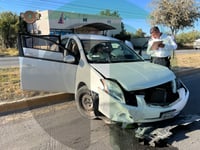 Exceso de velocidad provoca choque contra luminaria en Boulevard República