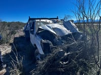 Camión de plataforma sale del camino en la carretera 53; frente queda destrozado