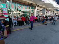 Larga fila de adultos mayores para cobrar pensión del Bienestar en Monclova