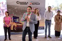 Javier y Luly entregan rehabilitación de plaza en fraccionamiento La Fragua