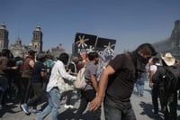 Manifestantes derriban vallas de Palacio Nacional; hay enfrentamientos