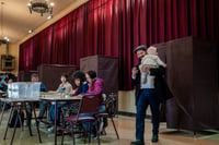 Candidatos chilenos votan en jornada marcada por tensión electoral