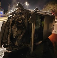 Vuelca automóvil tras perder el control en Roman Cepeda
