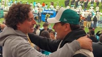 Memo Ochoa disfruta el partido de NFL en España