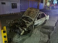 Tsuru termina destrozado tras chocar contra base de poste en el Pape