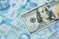 Dólar opera al alza frente al peso este martes