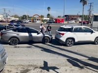 Choque por alcance provoca caos vial en la colonia Guadalupe de Monclova