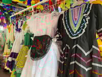 Familias ajustan su bolsillo por altos costos del desfile