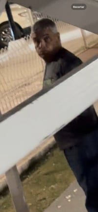 Denuncian comportamiento obsceno de un sujeto en la Macroplaza; piden mayor vigilancia