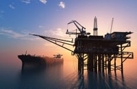 Petróleo cae 2% por dólar fuerte y tensión en Ucrania