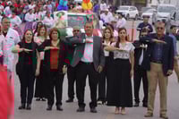 Desfile revolucionario infantil reúne familias en San Juan de Sabinas