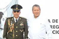 Alcalde Oscar Ríos reconoce ascensos militares durante ceremonia en Múzquiz
