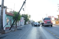 Trailero derriba poste de Telmex en Monclova tras engancharse con cables