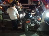 Jovencita y niño lesionados en choque de moto