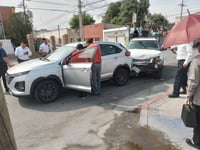 Fuerte choque en el cruce de Avenida de la Fuente y Guerrero deja cuantiosos daños